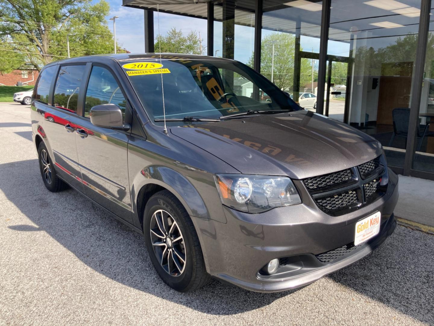 2015 Granite Crystal Met Dodge Grand Caravan SXT (2C4RDGCG6FR) with an 3.6L V6 DOHC 24V engine, 6-Speed Automatic transmission, located at 1633 W Kimberly, Davenport, IA, 52806, (563) 323-5341, 41.559456, -90.598732 - Photo#2